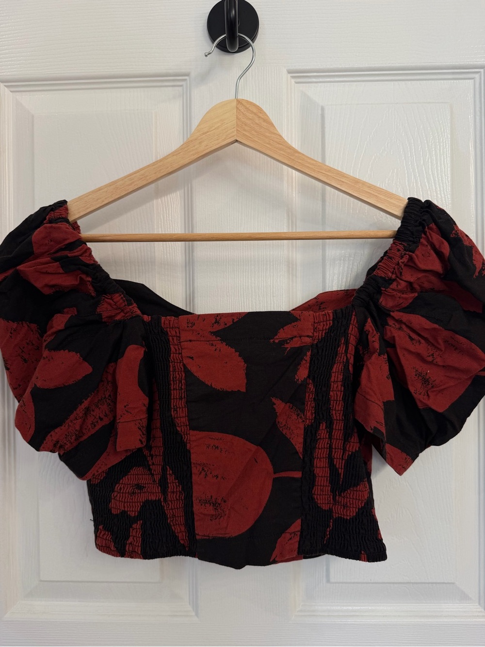 ANTHROPOLOGIE Off-Shoulder Puff Sleeve Crop Top in Black & Deep Red